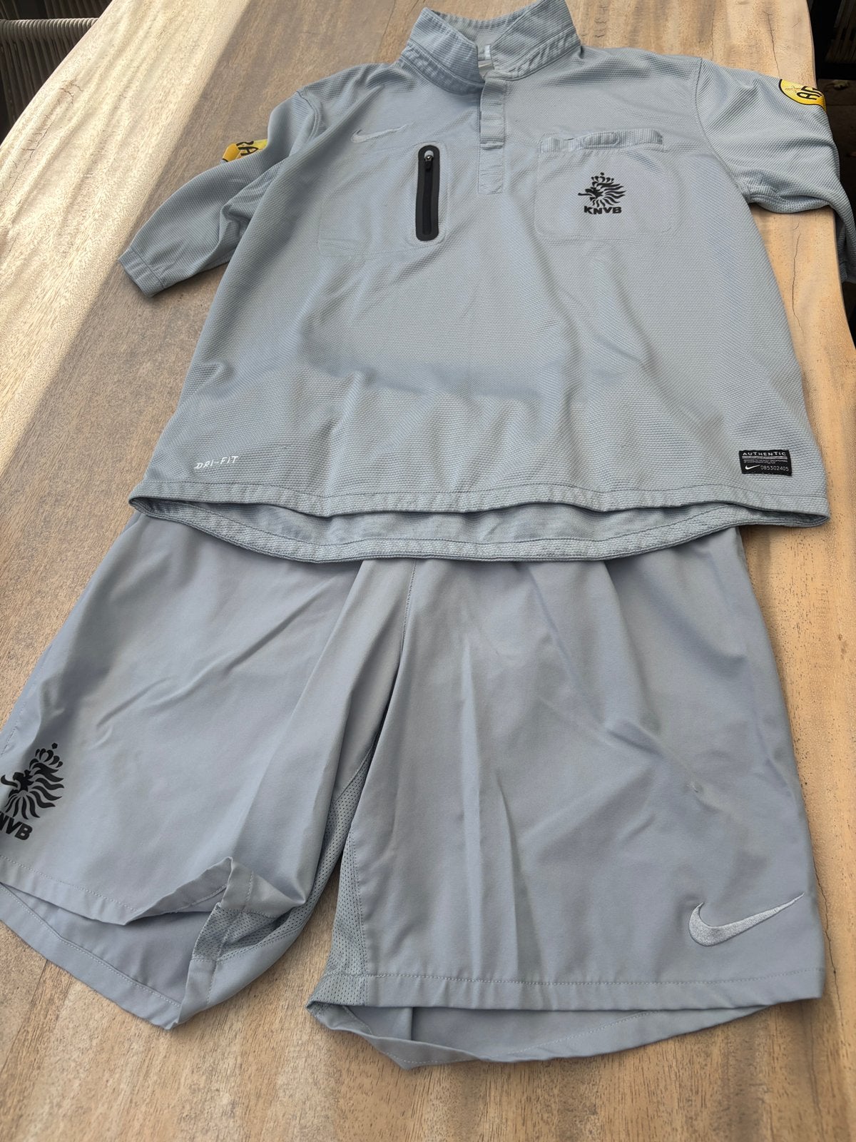 Scheidsrechters tenue grijs, Ophalen