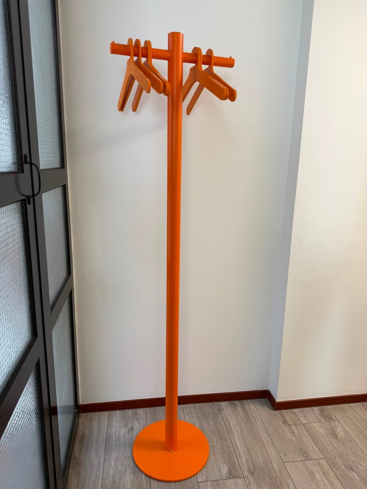 Oranje staande kapstok met hangers - Cascando, Ophalen, Kunststof, Gebruikt, Staande kapstok