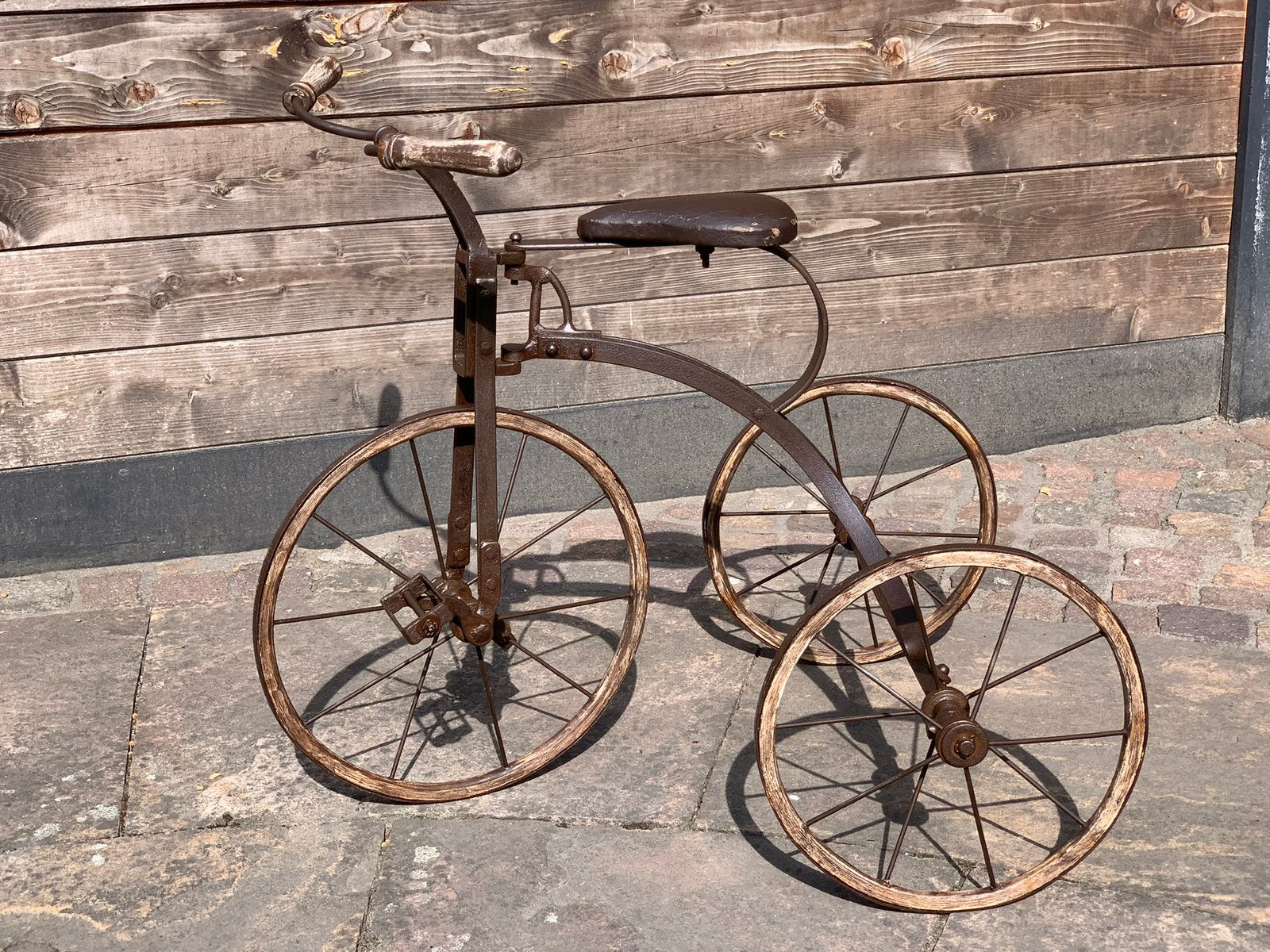 Antieke driewieler uit 1900, Ophalen