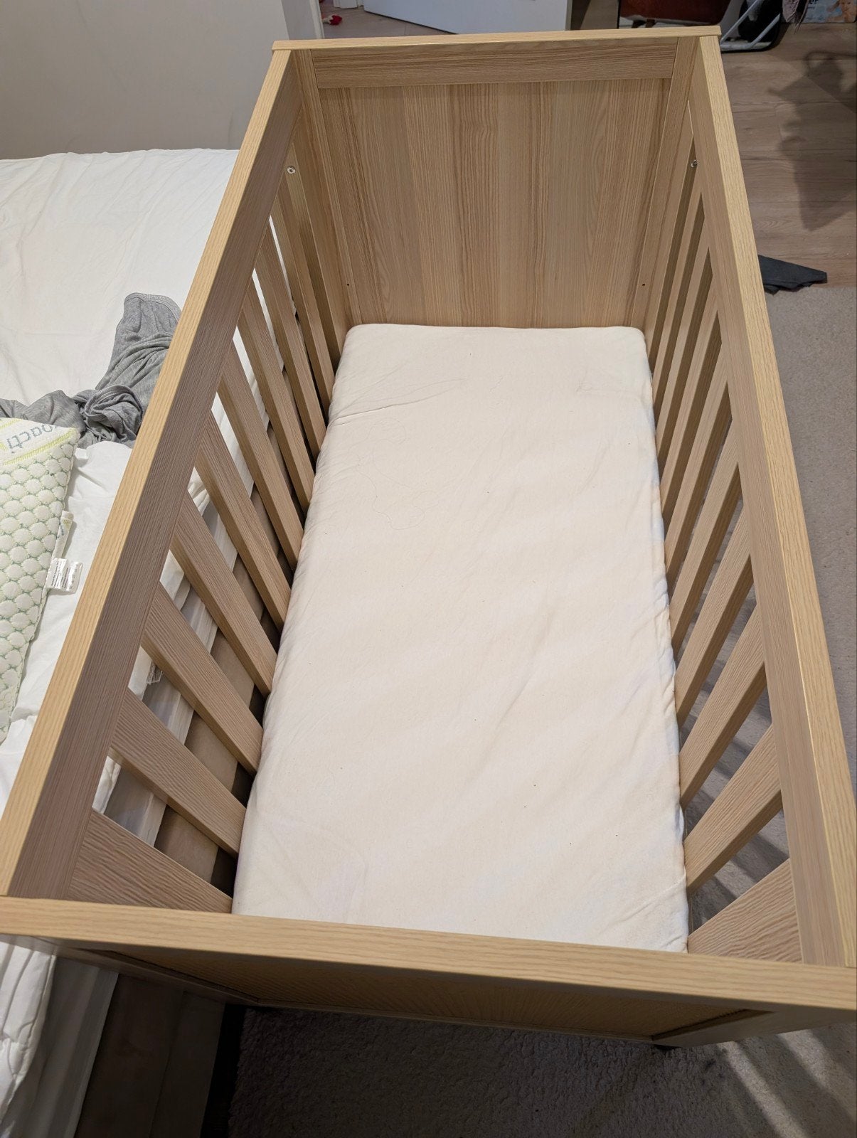 Stijlvol Ledikant met Rotan Details en Matras, Kinderen en Baby's, Ophalen, 70 tot 85 cm, 140 tot 160 cm, Zo goed als nieuw
