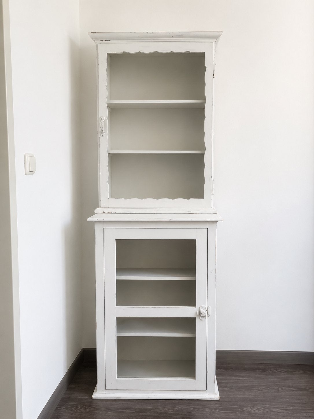 Vintage witte vitrinekast met glazen deuren, Ophalen, Minder dan 50 cm, Gebruikt, Minder dan 25 cm