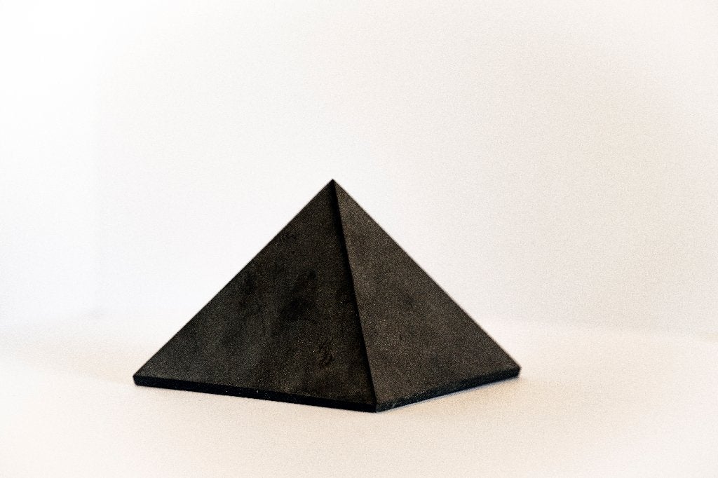 Shungiet pyramide klein, Ophalen of Verzenden, Mineraal
