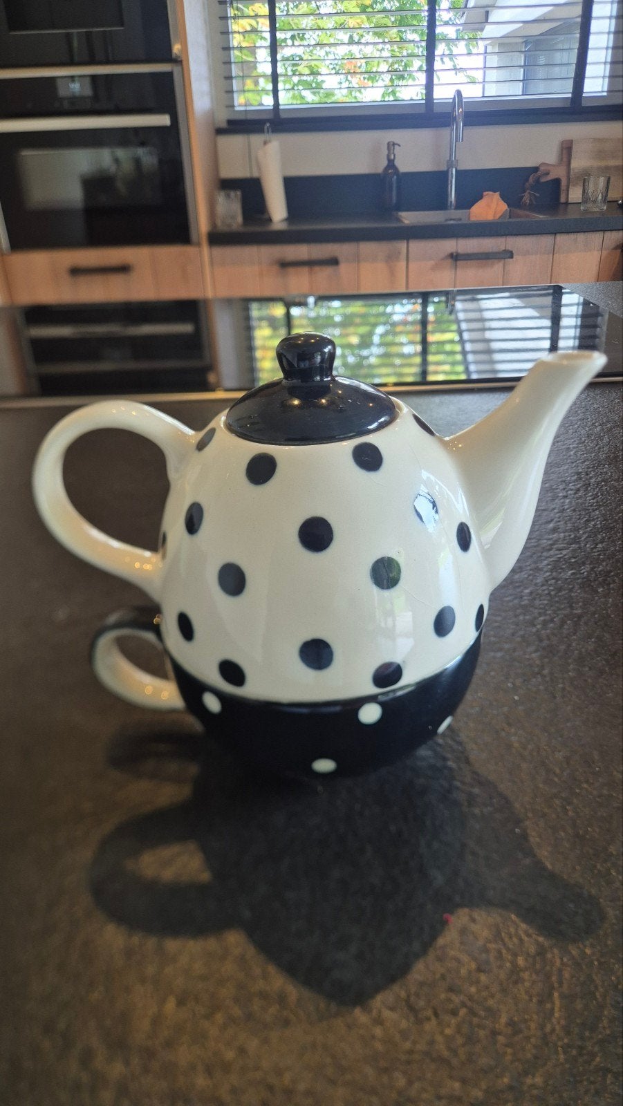 V&D Aardewerk Theepot met Kopje - Wit met Zwarte Stippen, Overige merken, Landelijk/Boerenbont, Ophalen of Verzenden, Zo goed als nieuw