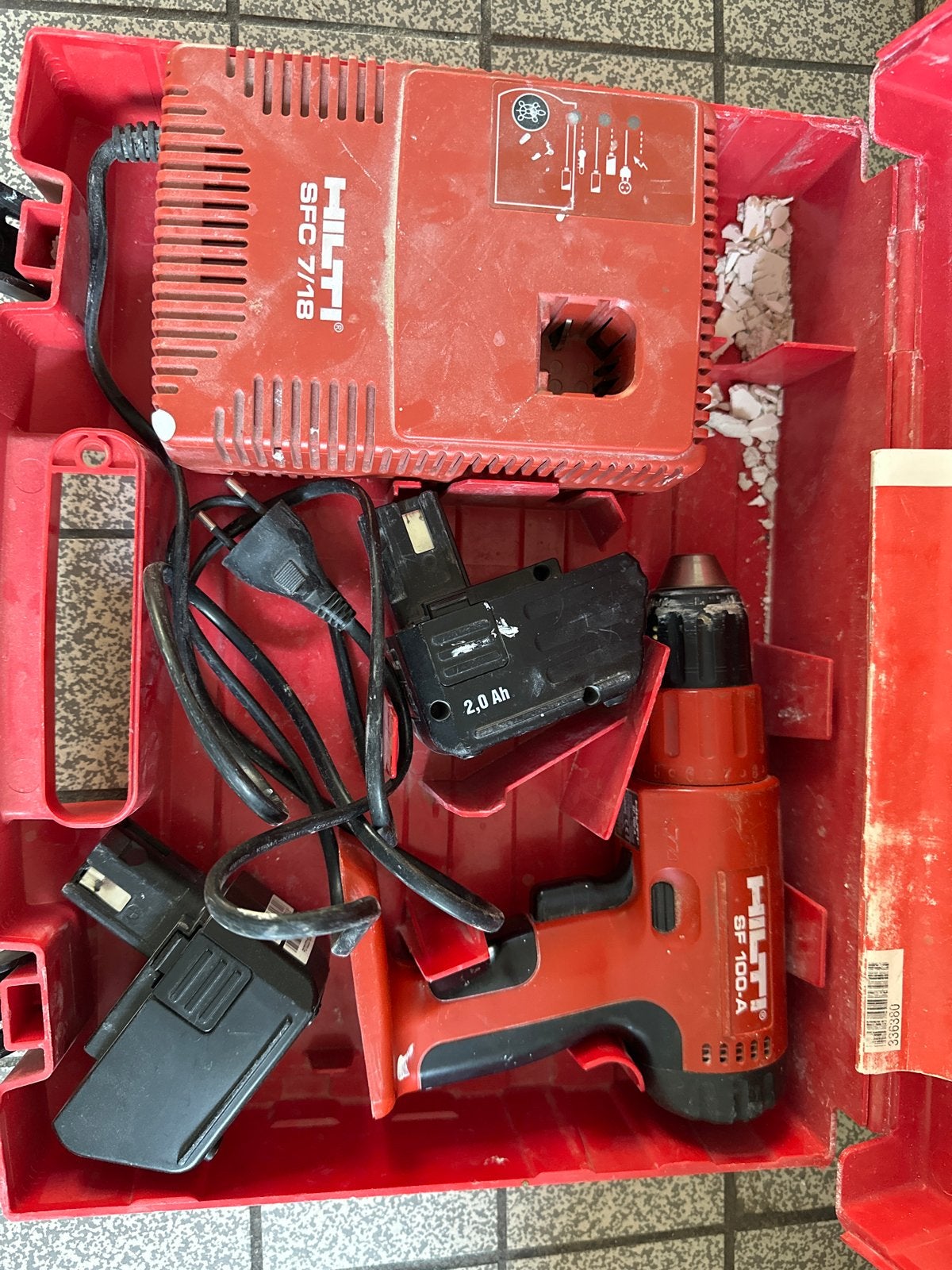 Hilti SF 100-A Boor-/Schroefmachine met lader en accu's, Doe-het-zelf en Verbouw, Gereedschap | Boormachines, Ophalen, Gebruikt
