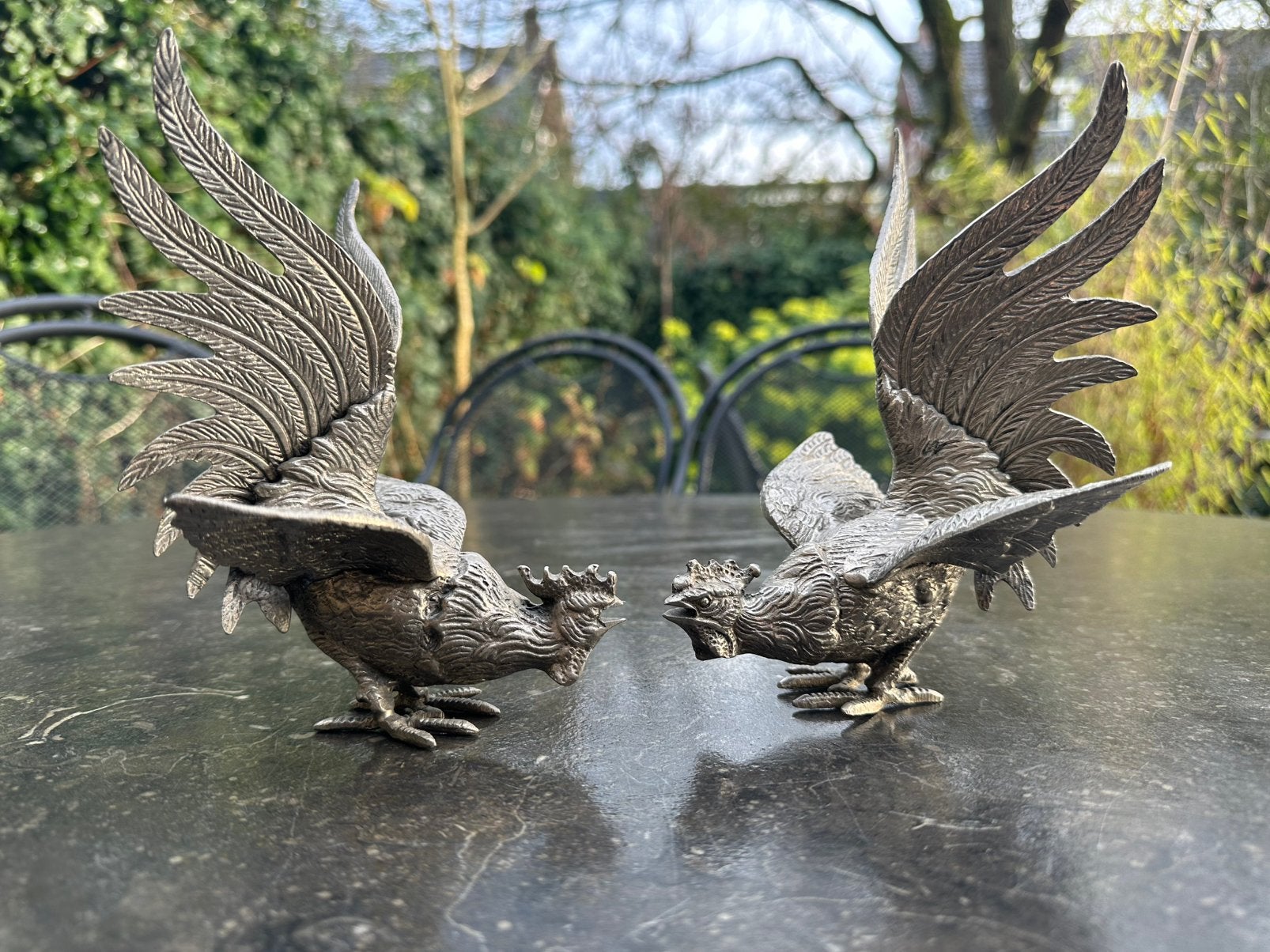 Twee sierlijke metalen vecht hanen kemphanen, Ophalen of Verzenden