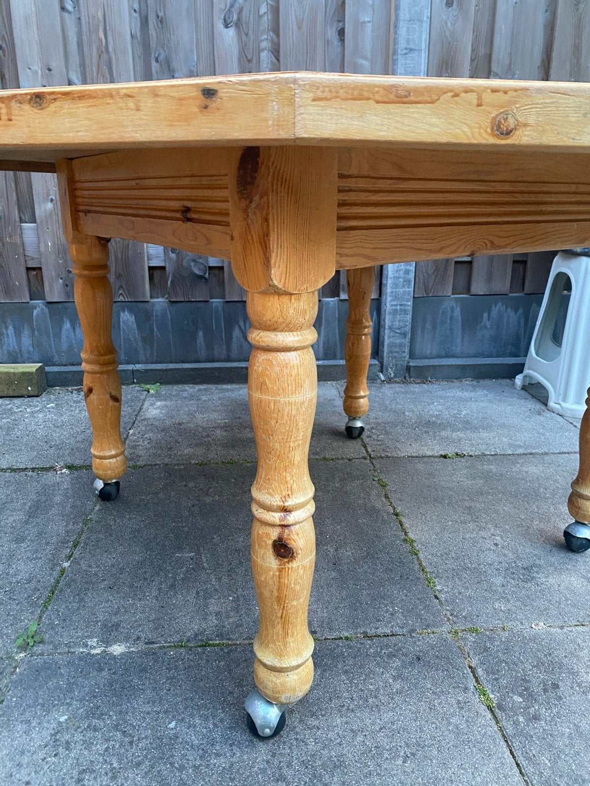 Houten eettafel met wieltjes, Huis en Inrichting, Ophalen, Gebruikt, 100 tot 150 cm, Overige vormen