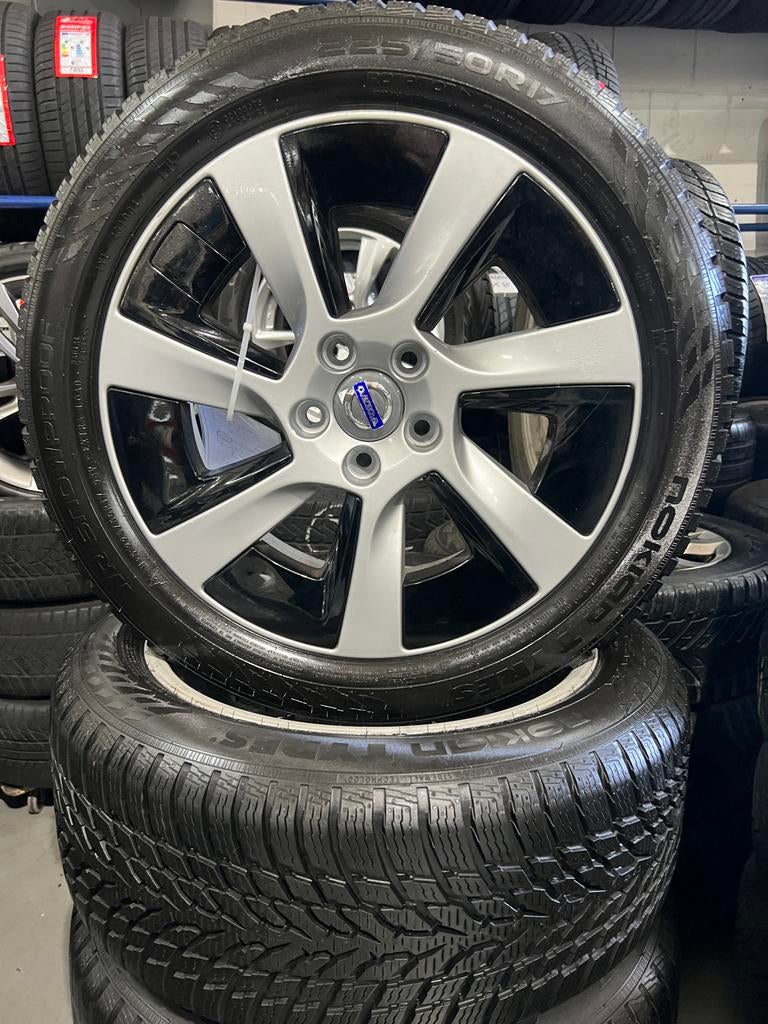 Originele Volvo velgen 17 inch met Nokian banden, Auto-onderdelen, Banden en Velgen, Ophalen, Gebruikt, Banden en Velgen, 17 inch