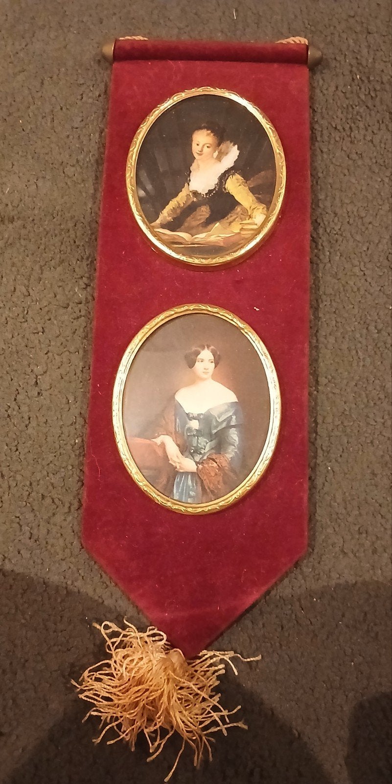 Antieke miniatuurportretten op fluwelen wandhanger, Ophalen of Verzenden