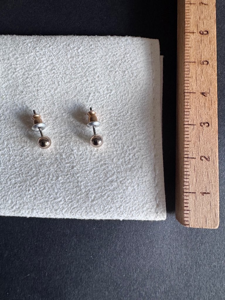 Kleine zilverkleurige bolletjes oorbellen / knopjes, Overige materialen, Ophalen of Verzenden, Zo goed als nieuw, Knopjes of Stekers
