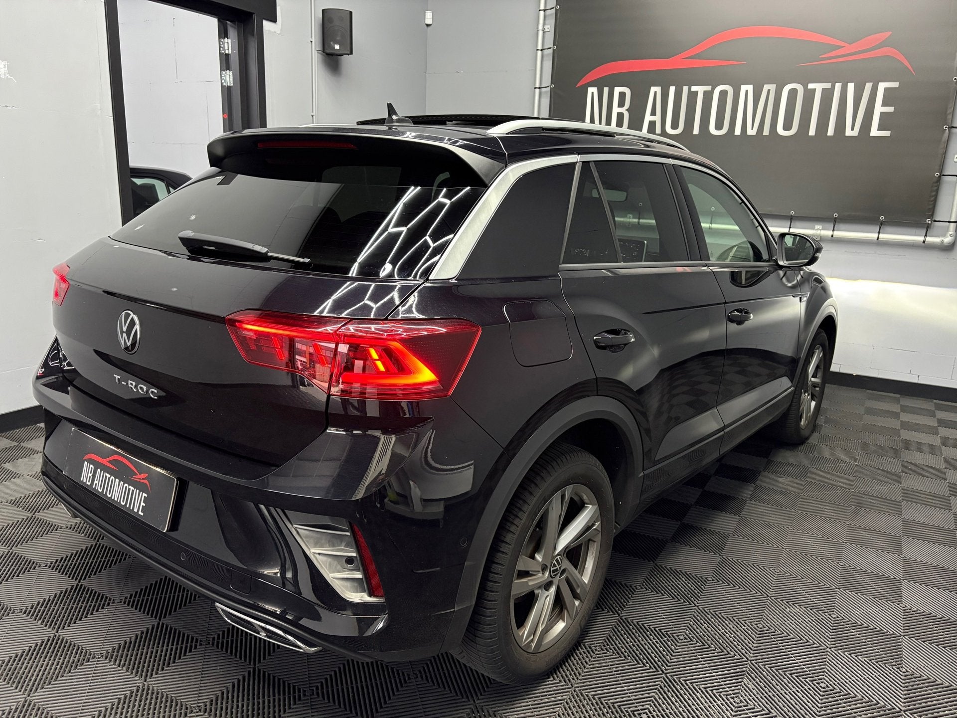 Volkswagen T-Roc 1.5 TSI R-Line, 4 cilinders, 150 pk, Zwart, 1253 kg