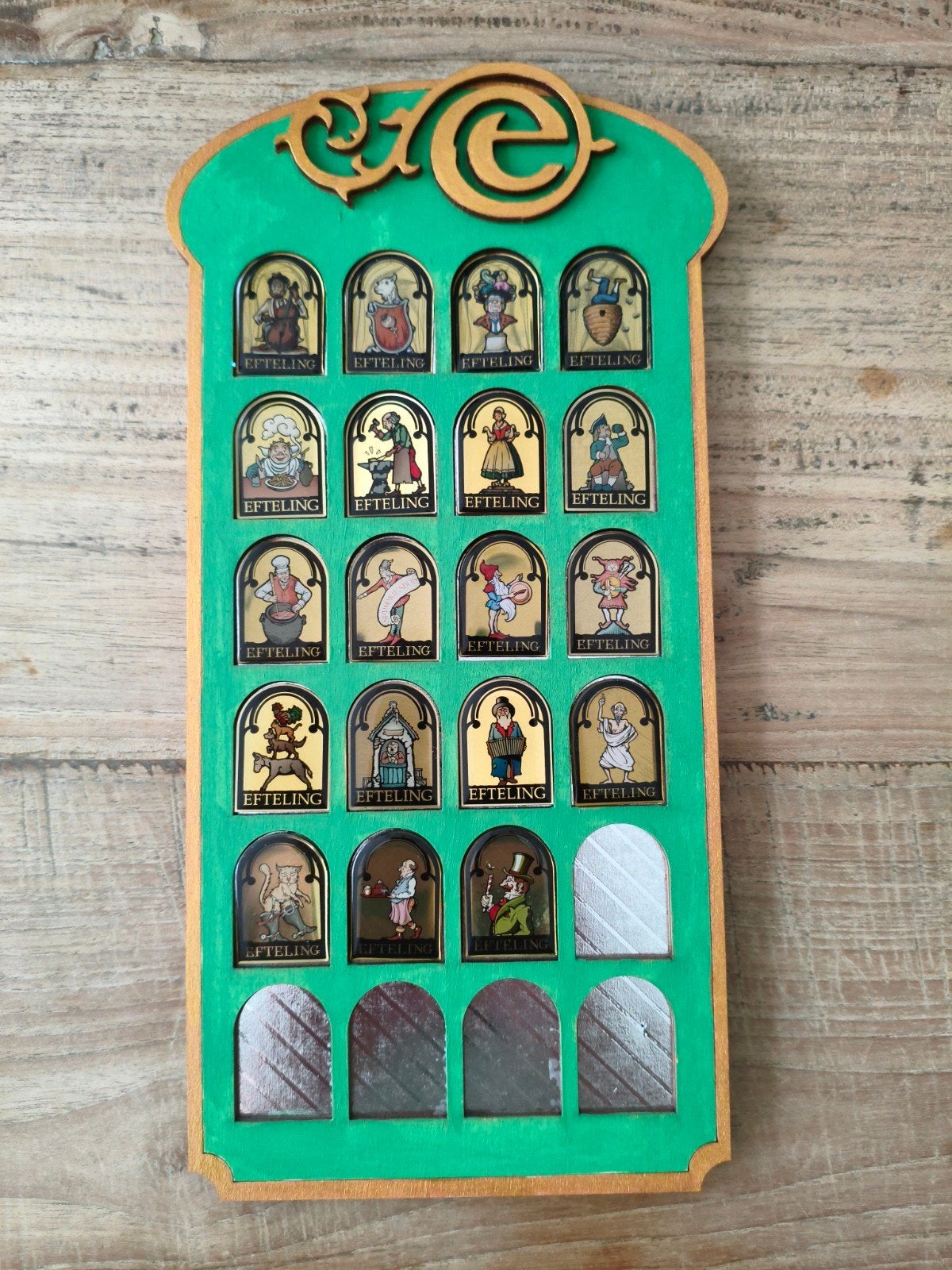 Gezocht: Efteling Smidje Pins (niet op foto), Verzamelen, Efteling, Ophalen of Verzenden, Gebruikt, Button of Speldje