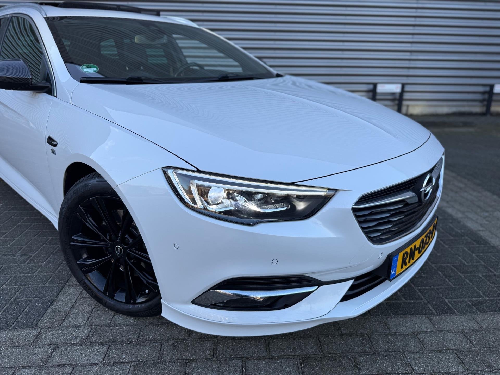 Opel Insignia Sports Tourer 1.6 CDTI OPC LINE PANO|CAM|STUUR, Voorwielaandrijving, 136 pk, Gebruikt, Wit