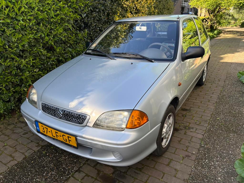 Suzuki Swift 1.0 2002 zilver grijs APK 30-10-2026, Auto's, Voorwielaandrijving, 53 pk, 18 €/maand, Swift