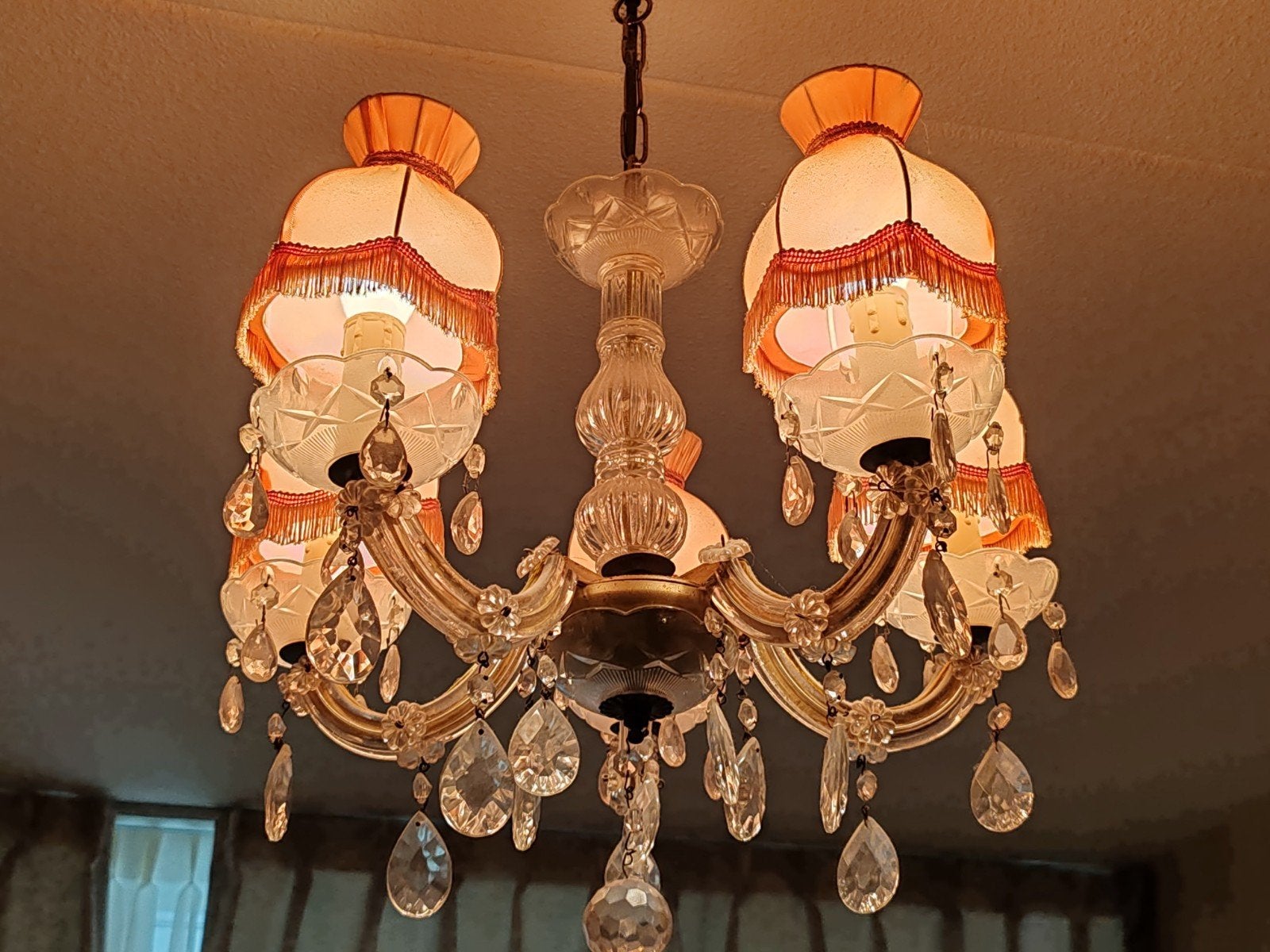 Vintage Orgienelle Kroonluchter met Roze Kappen en Kristalle, Ophalen, Gebruikt, E14 (klein), Glas