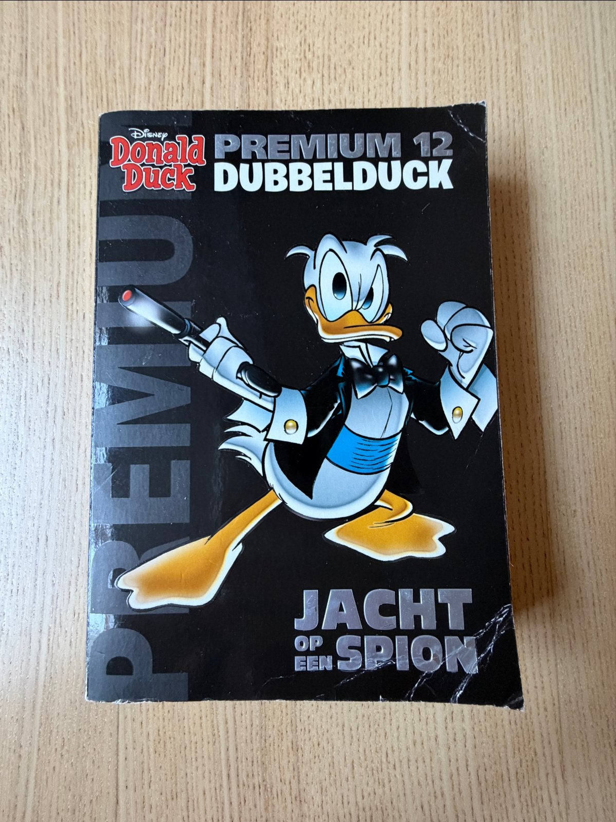 Donald Duck Premium Dubbeldick 12 - Jacht op een Spion, Boeken, Eén stripboek, Ophalen of Verzenden, Gelezen