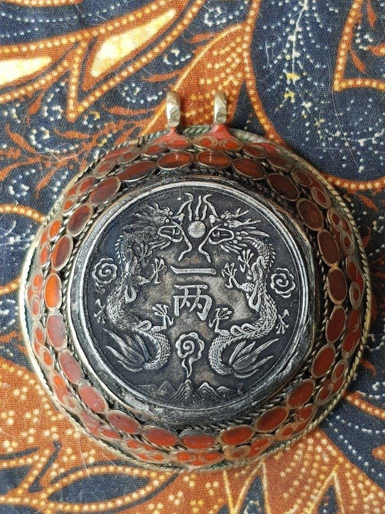 Mooie oude antieke Chinese hanger met penning en draken., Antiek en Kunst, Kunst | Niet-Westerse kunst, Sieraad, Handgemaakt, China