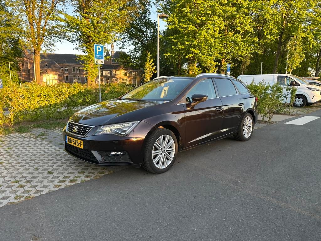 Seat Leon 1.8 TSI 180PK Dsg-7 2017 Metaalic paars, Auto's, 1272 kg, 680 kg, Leder en Stof, Origineel Nederlands