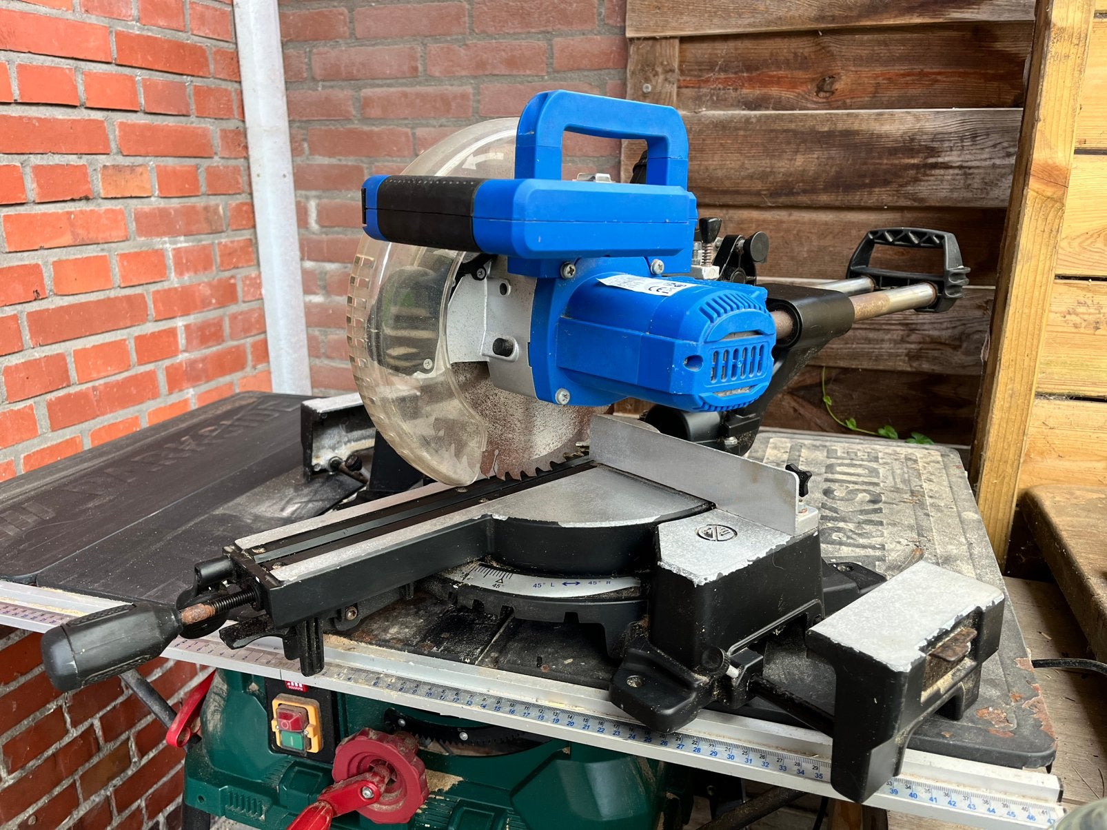 Ongebruikte afkortzaag met laser + 2x accu’s, Ophalen, Zo goed als nieuw, Afkortzaag, 30 tot 70 mm