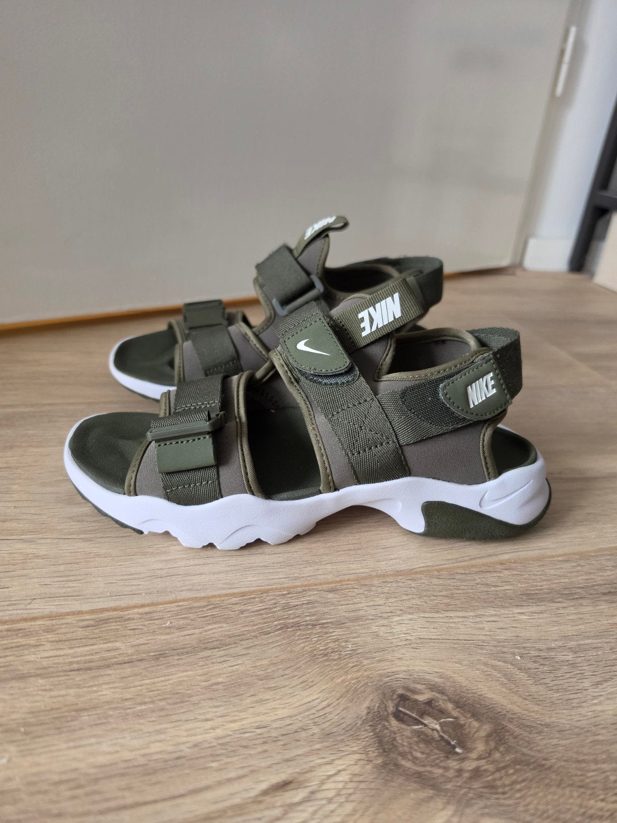 Nike Canyon lichtgewicht sandalen olijfgroen maat 38,5 als n, Nike, Zo goed als nieuw, Groen, Sandalen of Muiltjes
