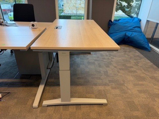 Verstelbaar Steelcase bureau met kabelgoot 160x80cm,30 stuks, 160 cm, Gebruikt, Spaanplaat of MDF, Ophalen of Verzenden