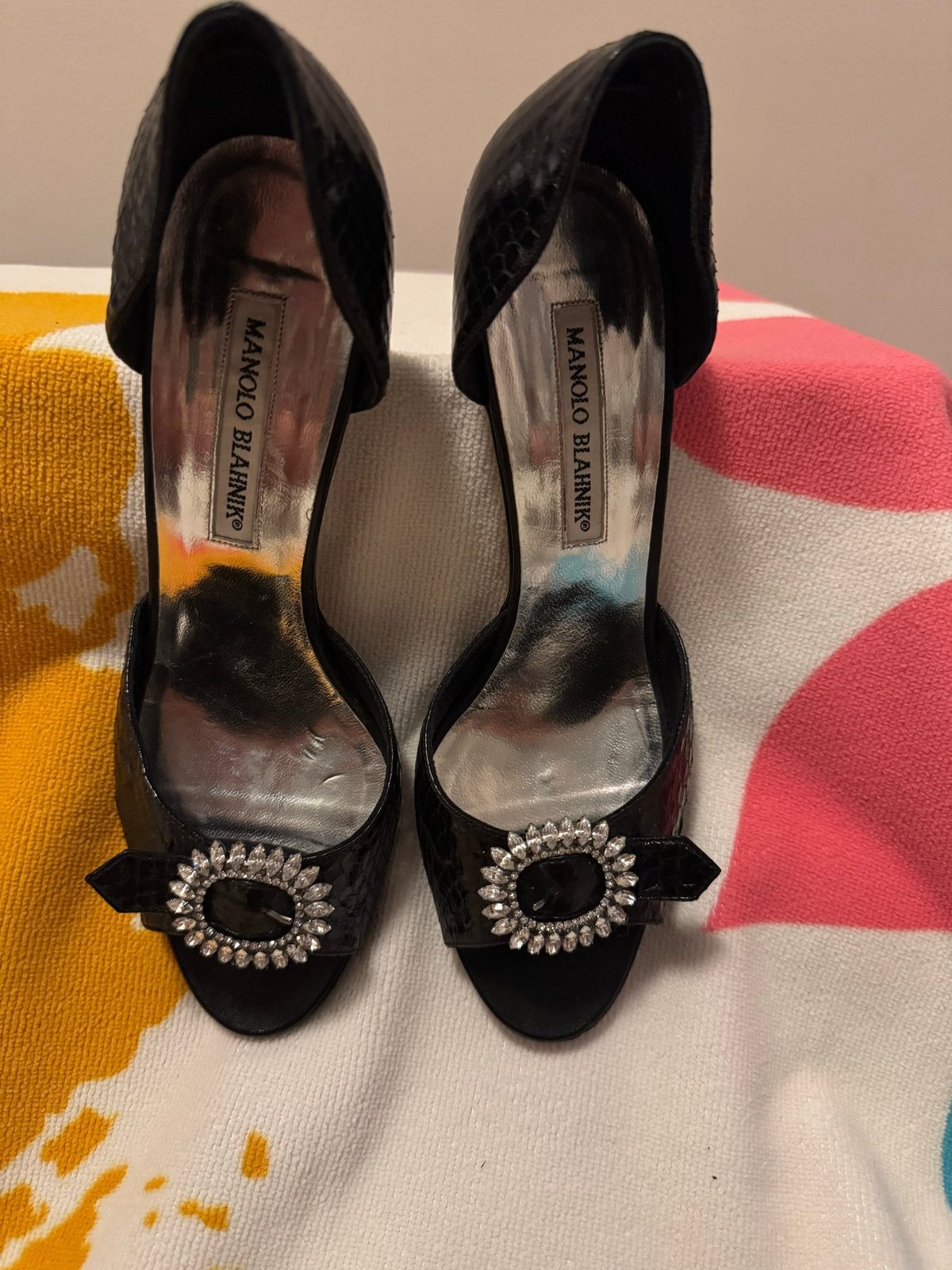Manolo Blahnik Hangisi Pumps Zwart met Kristallen, Ophalen of Verzenden, Zo goed als nieuw, Zwart, Pumps