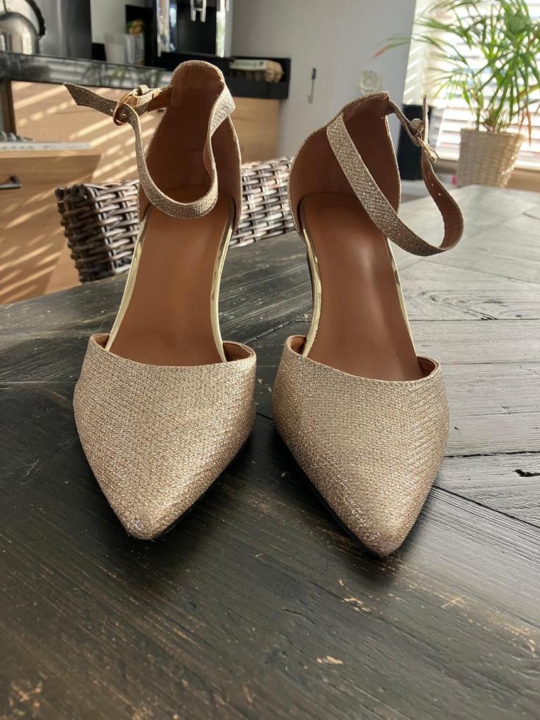 Gouden glitter pumps met enkelbandje maat 41, Kleding | Dames, Schoenen, Ophalen of Verzenden, Gedragen, Overige kleuren, Pumps