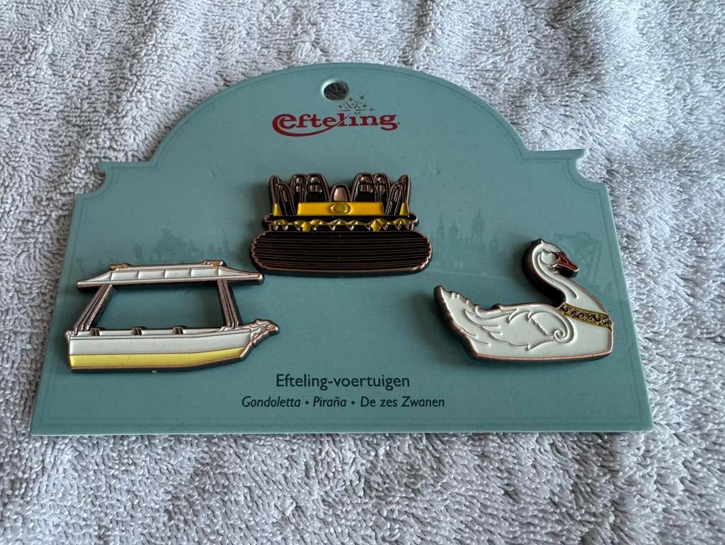 Nieuwe Efteling Pinset - Efteling Voertuigen 2023, Verzamelen, Efteling, Ophalen of Verzenden, Nieuw, Button of Speldje