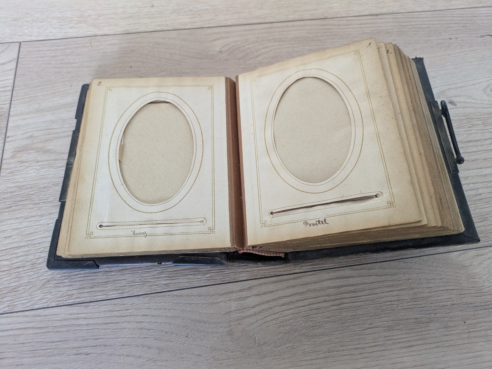 Antiek fotoalbum met metalen hoeken en sluiting, Ophalen of Verzenden