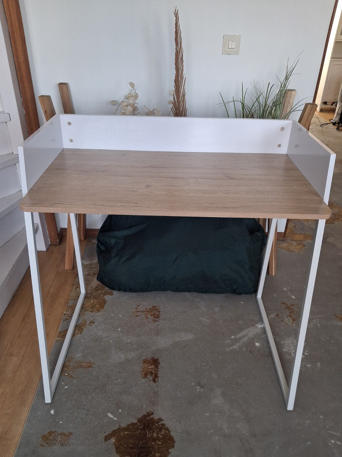 Wit bureau van bewerkt hout en gepoedercoat staal, Huis en Inrichting, Bureaus, Ophalen, Gebruikt, Overige merken, Wit