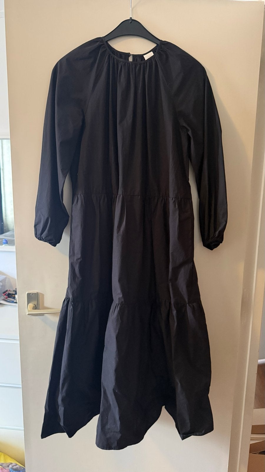 H&M Zwarte Midi Jurk Maat XS, Kleding | Dames, Jurken, Zwart, Ophalen of Verzenden, Zo goed als nieuw, Maat 34 (XS) of kleiner