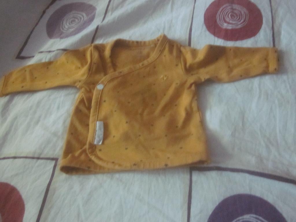Nieuw okergeel/zwart prematuur shirtje sterretjes Noppies 44, Kinderen en Baby's, Babykleding | Prematuur, Jongetje of Meisje