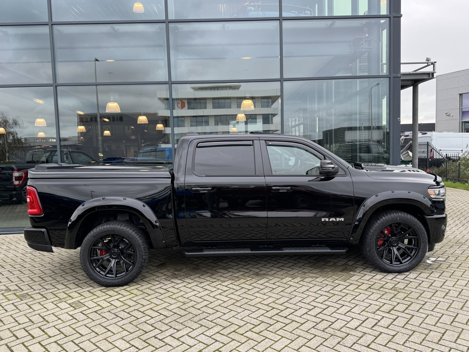Dodge Ram 1500 Laramie Sport XXL Hurricane | LPG | 3 jaar ga, Auto's, Automaat, Dealer onderhouden, 3500 kg, Zwart