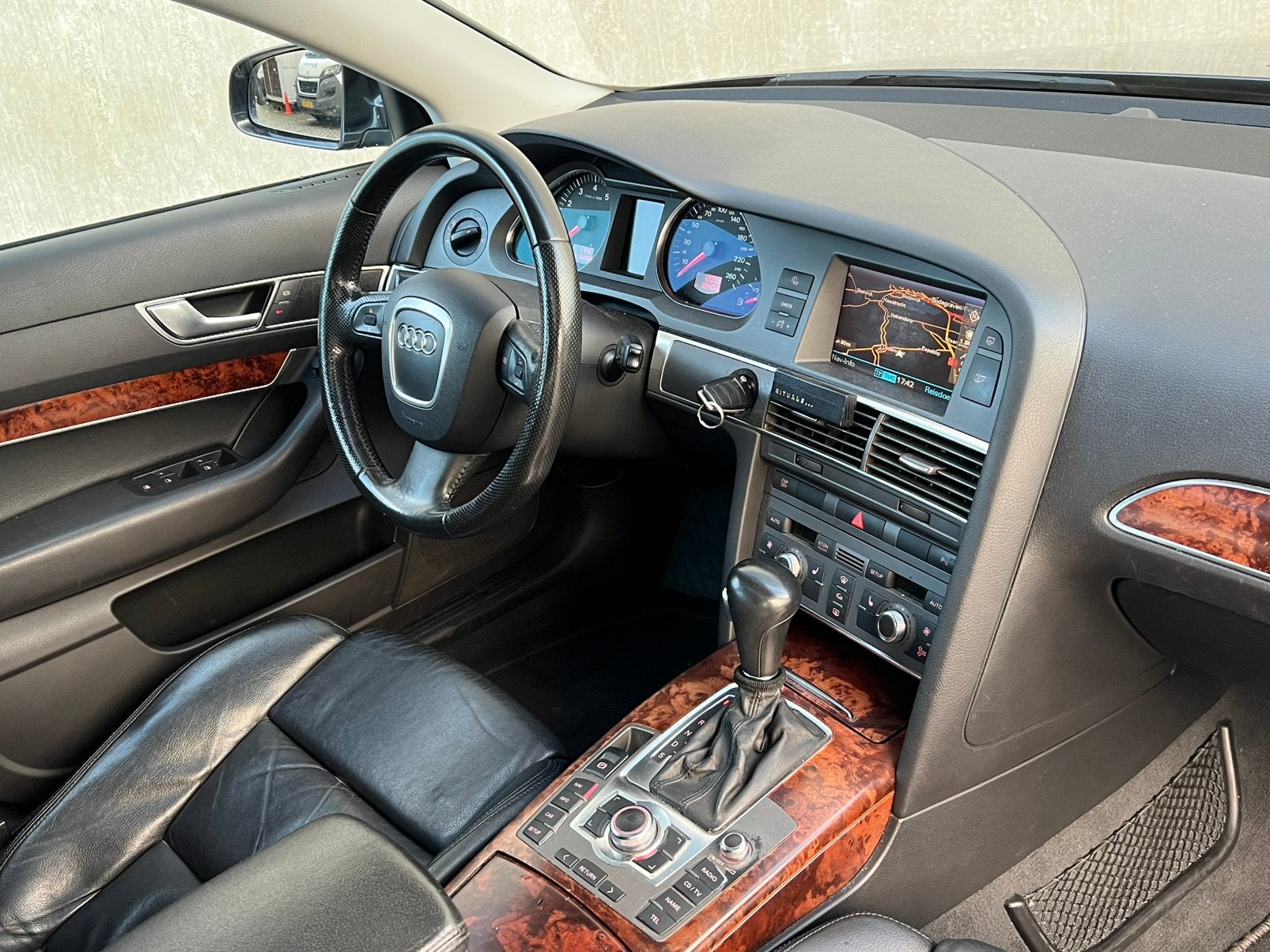 Luxe Grijze Audi A6 2.4 V6 S-Line 177PK/SchuifDak/NieuweAPK!, Auto's, Dealer onderhouden, 1800 kg, Zwart, Zilver of Grijs