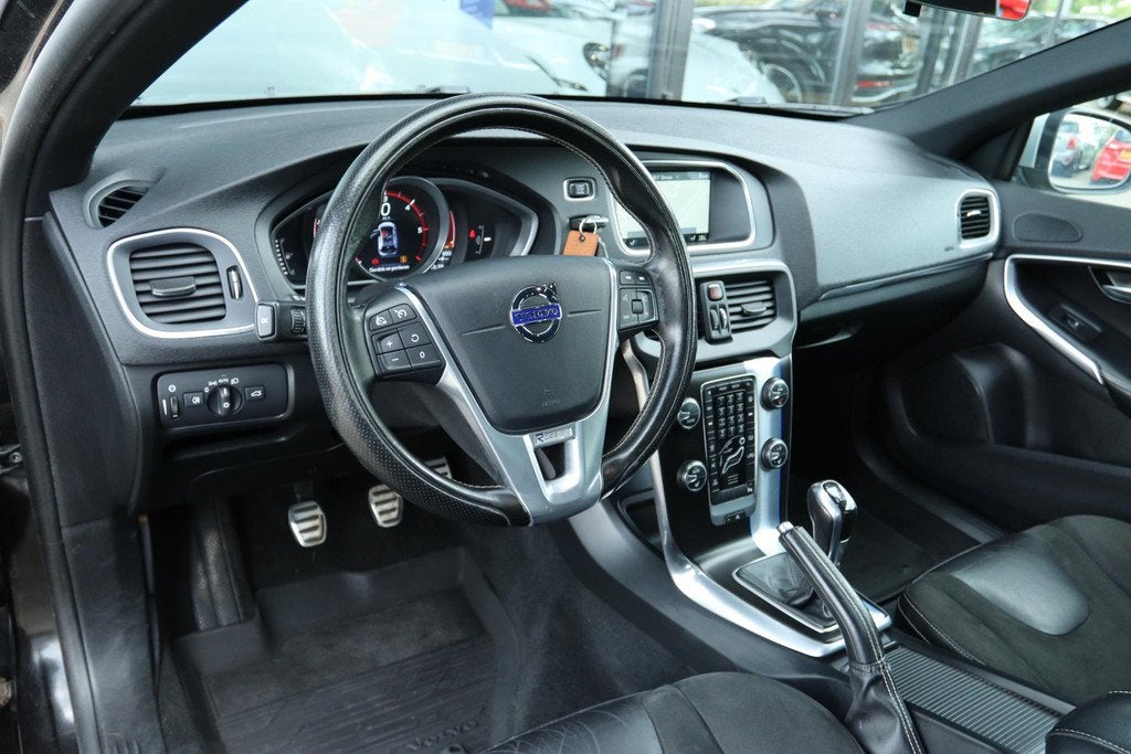VOLVO V40 2.0 D2 R-DESIGN BUSINESS EURO 6 | NAVI | XENON | P, Auto's, Voorwielaandrijving, Gebruikt, Euro 6, 4 cilinders