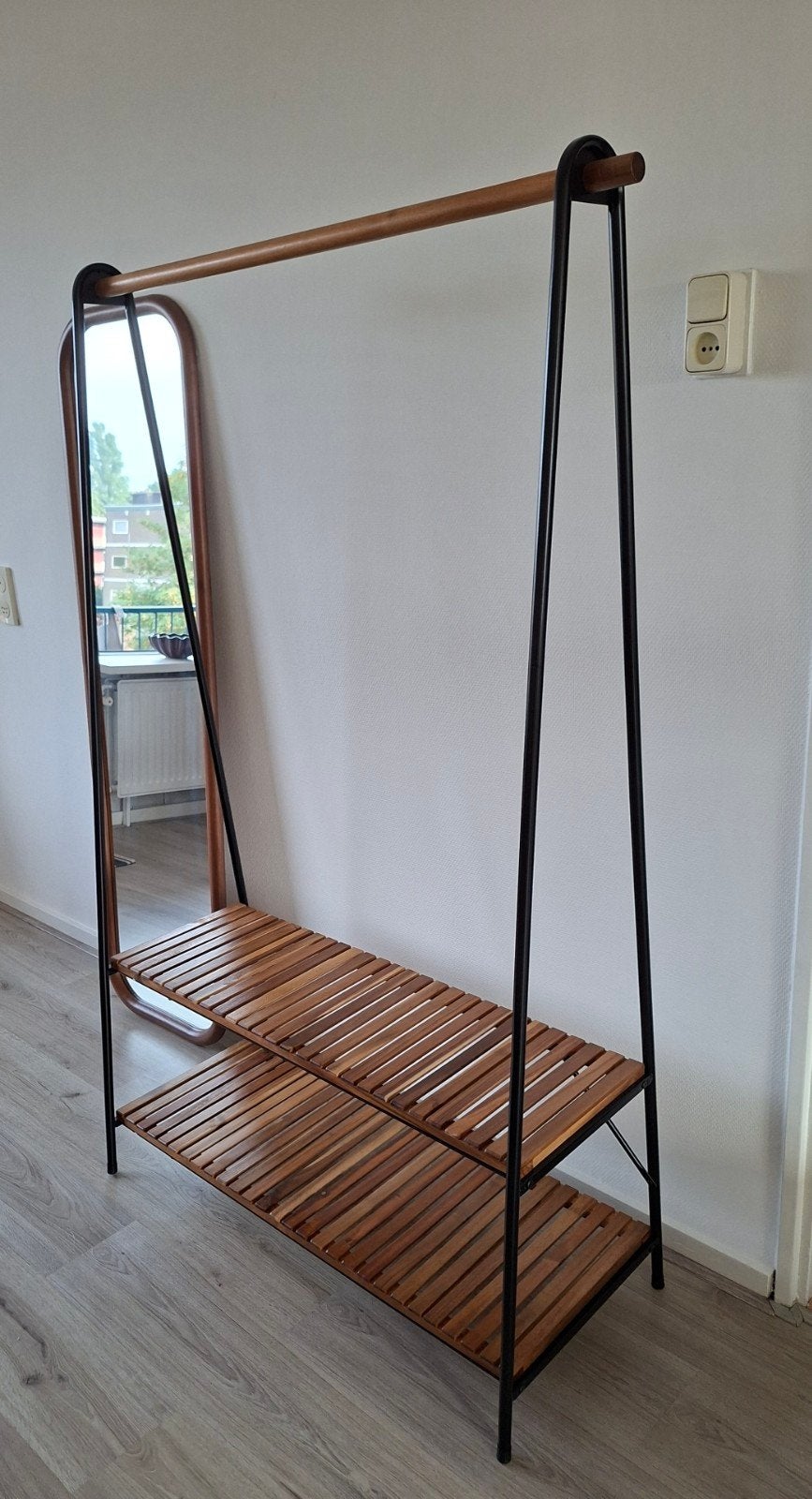 kledingrek met houten planken en zwart metalen frame, Ophalen, Zo goed als nieuw
