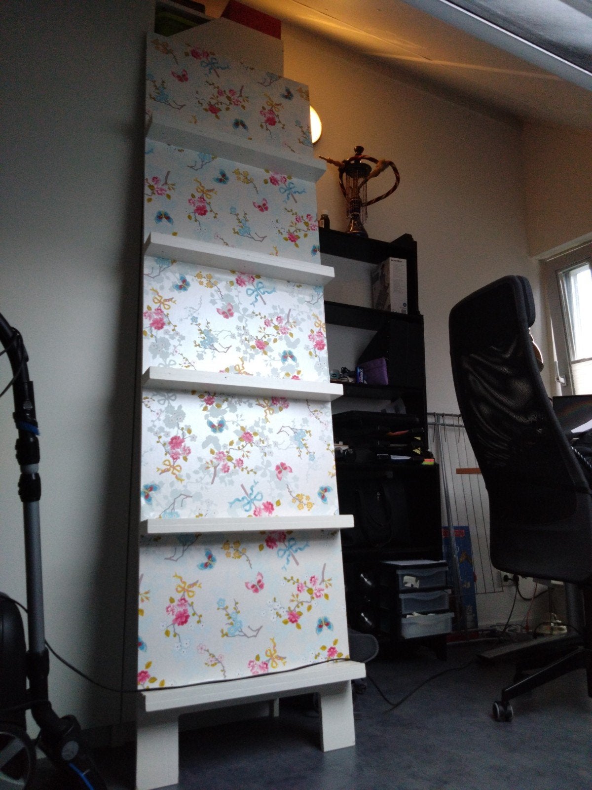 Hoge boekenkast met bloemenprint en planken, Huis en Inrichting, Kasten | Boekenkasten, Ophalen, Met plank(en), 200 cm of meer