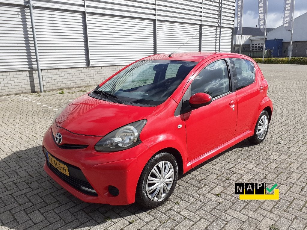 Toyota Aygo 1.0 - 5 DEURS + NIEUWE APK + AIRCO + NAVI, Auto's, Voorwielaandrijving, Euro 5, Stof, Zwart