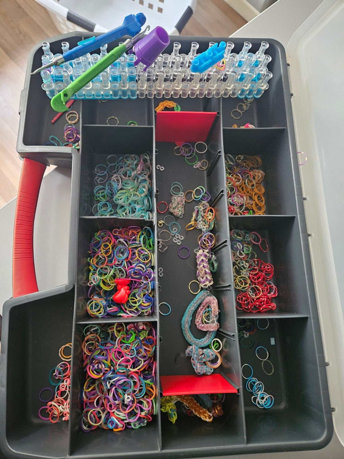 Loom bands set met diverse tools in stevige koffer, Hobby en Vrije tijd, Gebruikt, Meerkleurig, Ophalen of Verzenden, Kunststof