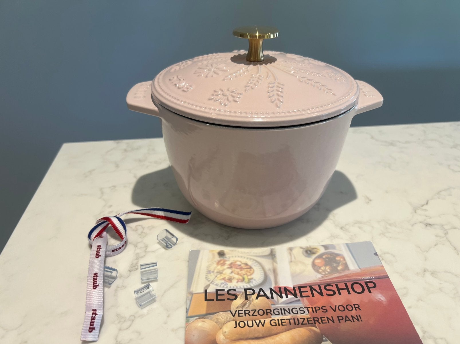 Nieuwe Staub Gohan/rijstpan 16 cm Sorbet Pink, Gietijzer, Nieuw, Ophalen of Verzenden, Staub