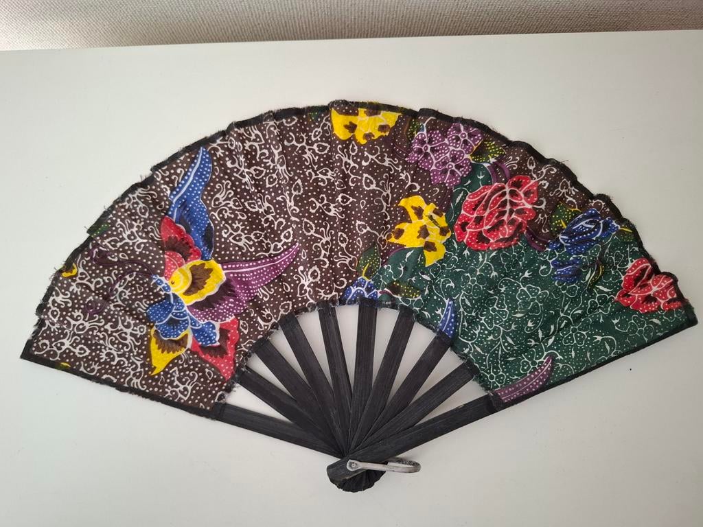 Opvouwbare hand waaier. Batik stof en hout. Indonesisch., Ophalen of Verzenden