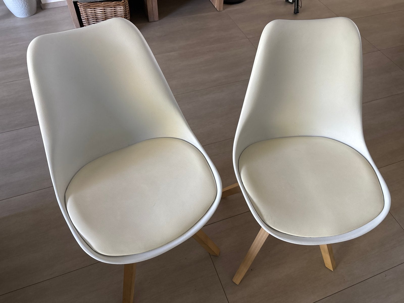 Set van 2 Witte Eetkamerstoelen met Houten Poten, Twee, Wit, Ophalen of Verzenden, Zo goed als nieuw