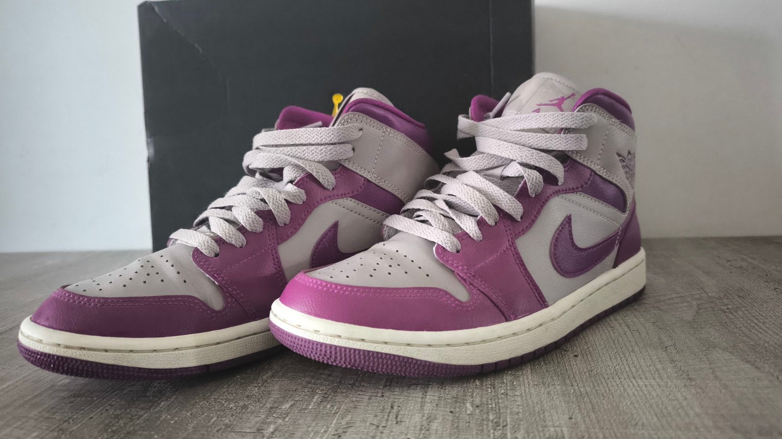 Jordan 1 Mid WMNS Magenta (2022) - Maat 39, Ophalen of Verzenden, Zo goed als nieuw, Grijs, Sneakers of Gympen