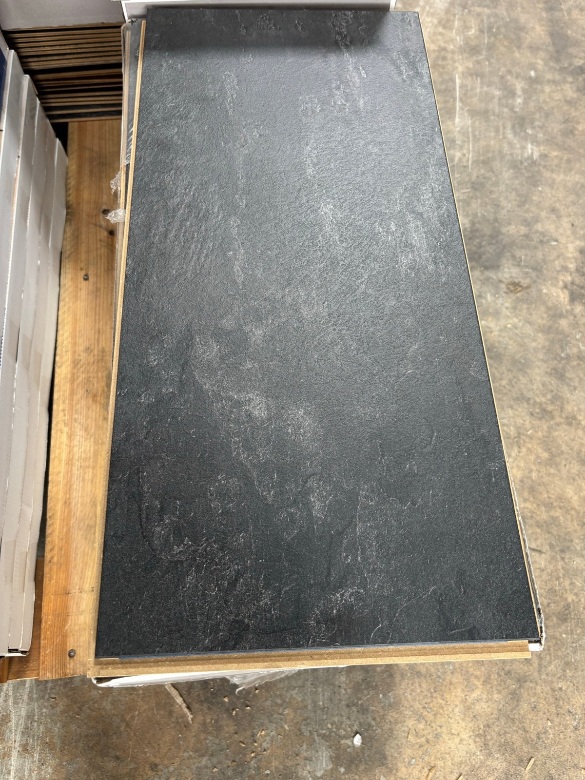 Laminaat zwart tegel look 24m2 -, Ophalen, Kunststof, 50 tot 150 cm, Nieuw