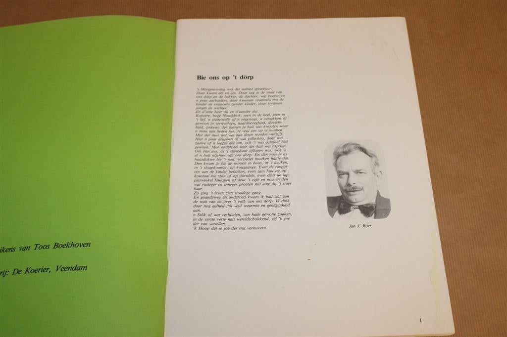 Bie ons op \'t Dörp [1984] — Verhalen in Gronings Dialect, Ophalen of Verzenden, Gelezen