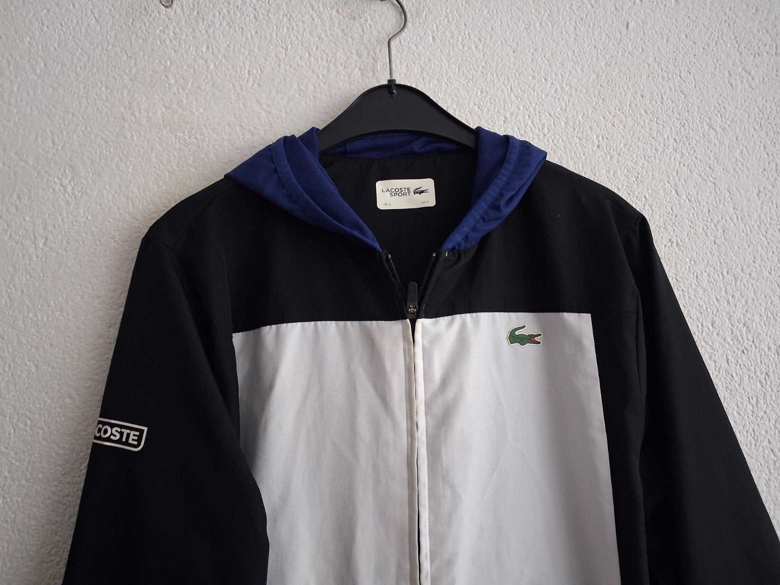 Lacoste Sport Windjack Zwart Wit Blauw Maat S, Ophalen of Verzenden, Zo goed als nieuw, Maat 46 (S) of kleiner, Lacoste
