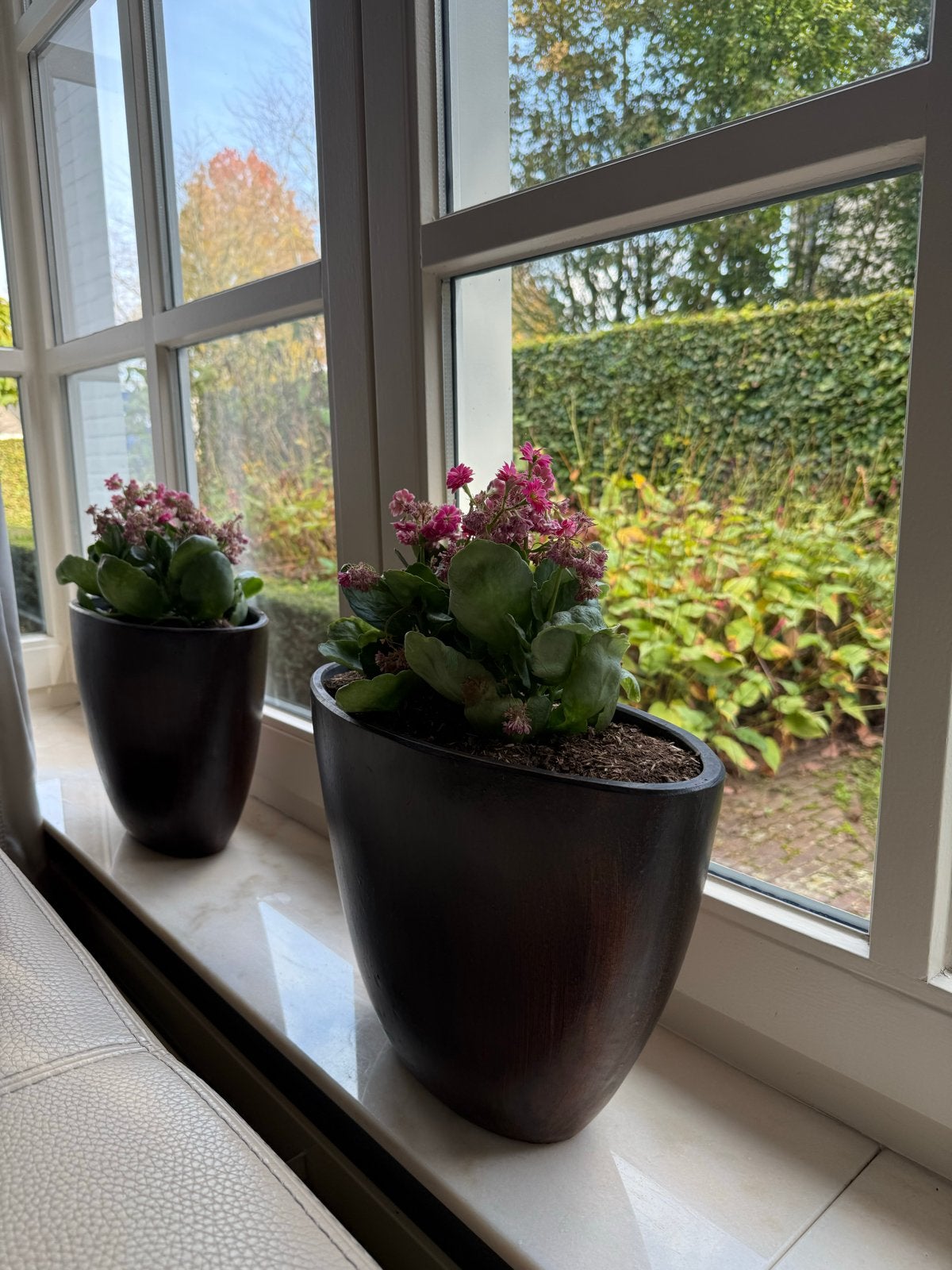 Twee donkerbruine bloempotten, Tuin en Terras, Ophalen, Overige materialen, Binnen, Zo goed als nieuw