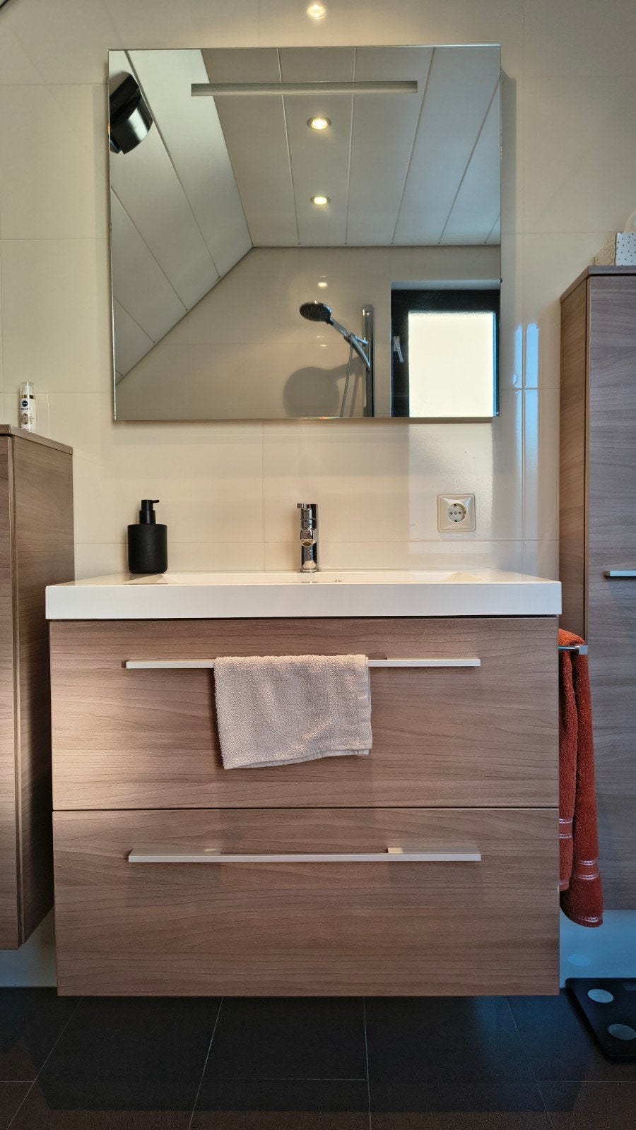 Complete badkamerinrichting met bad en douche, Huis en Inrichting, Ophalen of Verzenden, Zo goed als nieuw, Met douche