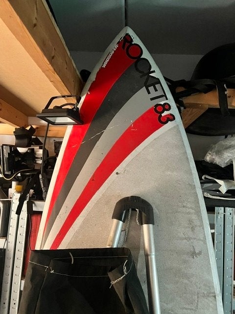 Windsurfplank Rocket 83 te koop, Watersport en Boten, Windsurfen, 250 tot 300 cm, Gebruikt, 3.5 tot 5 m², Overige typen