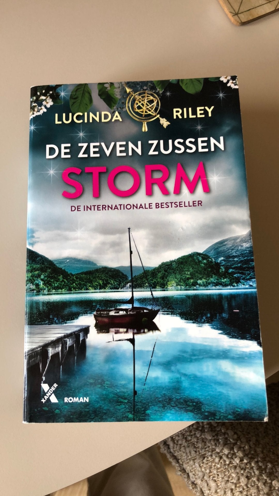 Te koop De zeven zussen  - Storm - Lucinda Riley, Ophalen of Verzenden, Zo goed als nieuw, Lucinda Riley