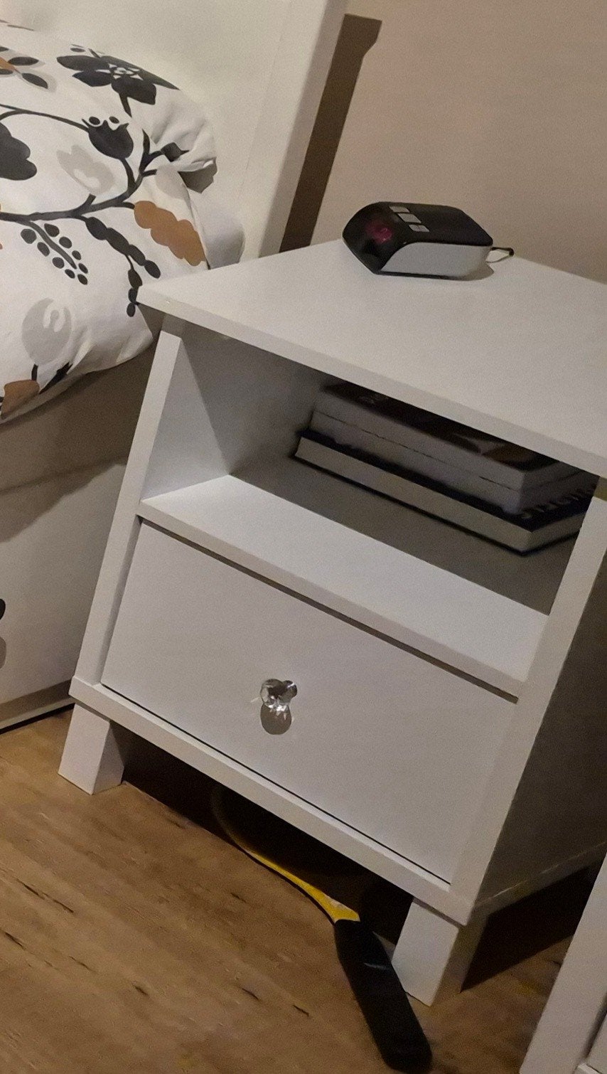 Mooi nachtkastje van ikea. Wit, Ophalen, Zo goed als nieuw, Minder dan 45 cm
